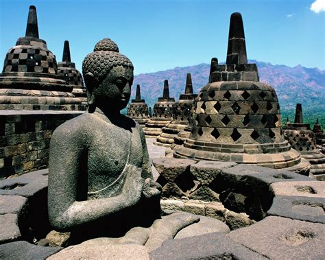  Borobudur 사원 건축: 신라와의 교류를 엿보는 거대한 불교 예술의 결정체